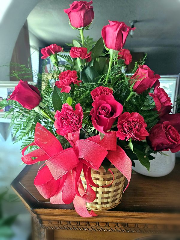 Canasta de rosas rojas