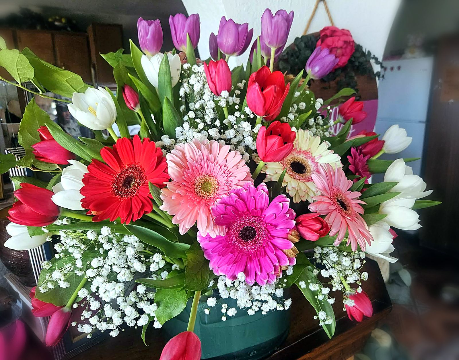 Gerberas y tulipanes con nube / Gerbera daisies and tulips with baby's breath