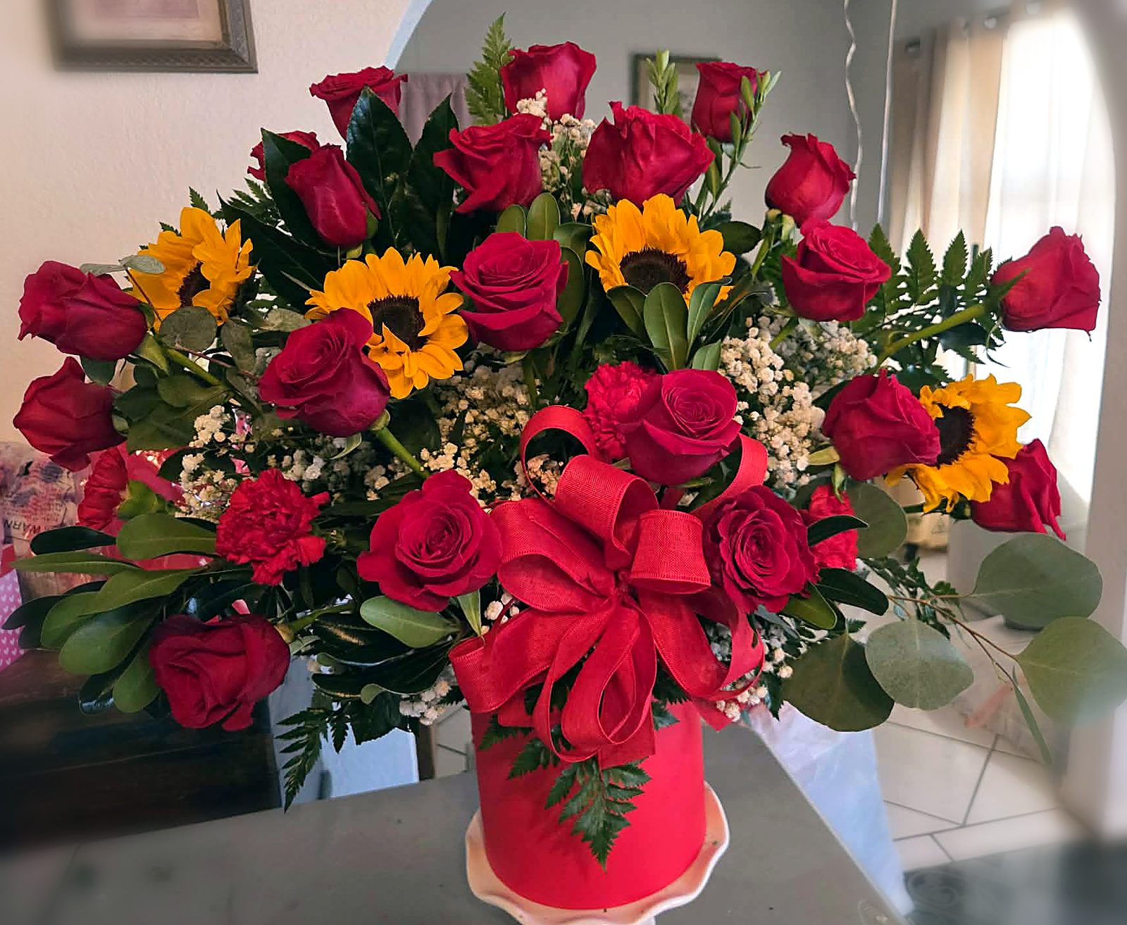 Rosas rojas y girasoles